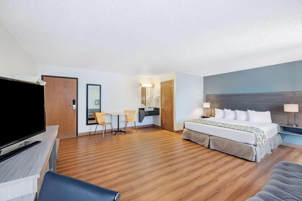 Baymont By Wyndham Gillette Hotel Room photo